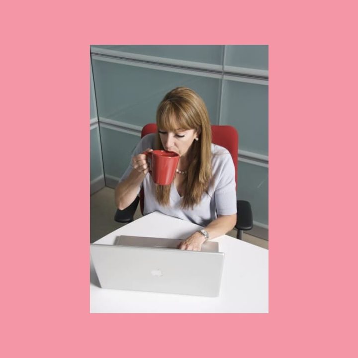 Henkilö työskentelee kannettavalla toimistossa ja juo kahvia WordPress-blogin parissa.