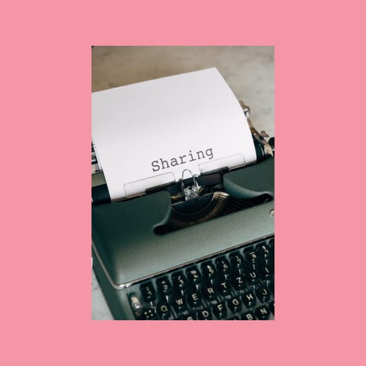 Vihreä kirjoituskone, jonka paperissa lukee “Sharing”, symboloi WordPress-blogin sisältöjen jakamista.