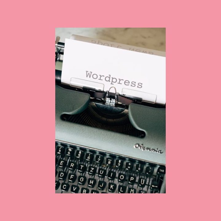 Vanhan kirjoituskoneen paperilla lukee WordPress.