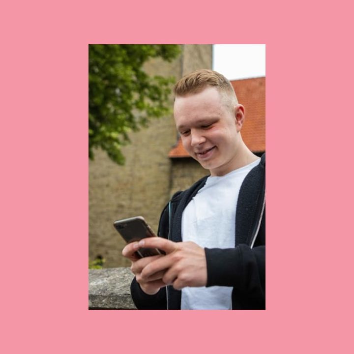 Tuolilla istuvaa henkilöä ympäröivät somekanavien ikonit, mikä ilmentää sisällöntuottajan monikanavaista työtä.