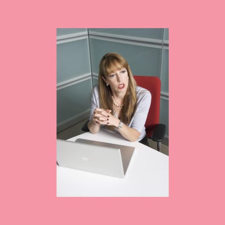 Markkinoija keskustelee kannettavan äärellä affiliate-markkinoinnista