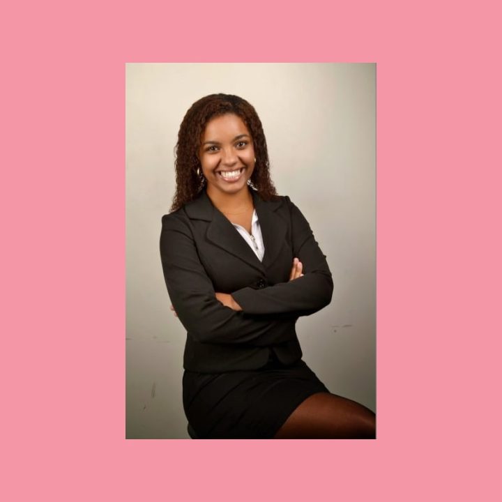 Ammattilainen suunnittelee sisältöstrategiaa läppärin analytiikkaraporttien äärellä, korostaen sisältömarkkinoinnin vaikutusta myyntiin.