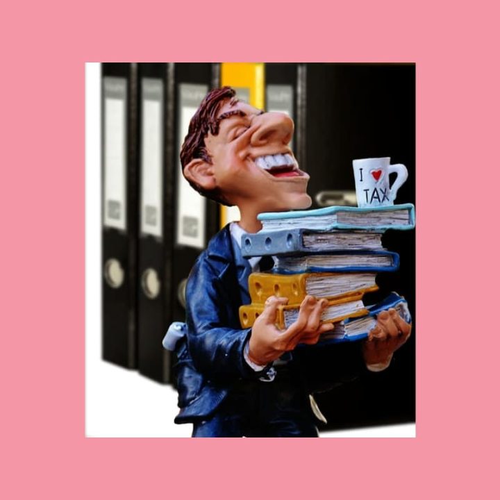 Kirjanpitäjäfiguuri kantaa mappeja ja 'I love tax' -mukia toimistossa, korostaen verotus-aihetta.
